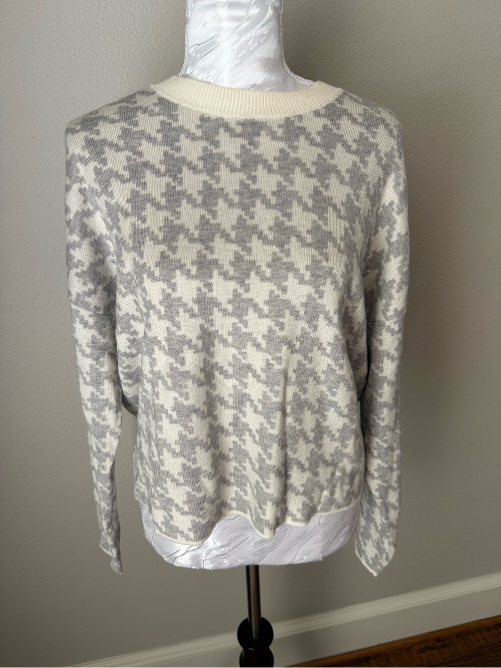 Tahari Cream & Light Gray Houndstooth Crewneck Sweater
